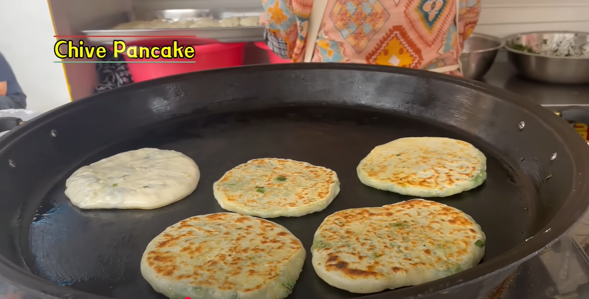 Experience stuffed Egg Pancake, Shandong jianbing, Roujiamo and other specialties at the breakfast market in northern China