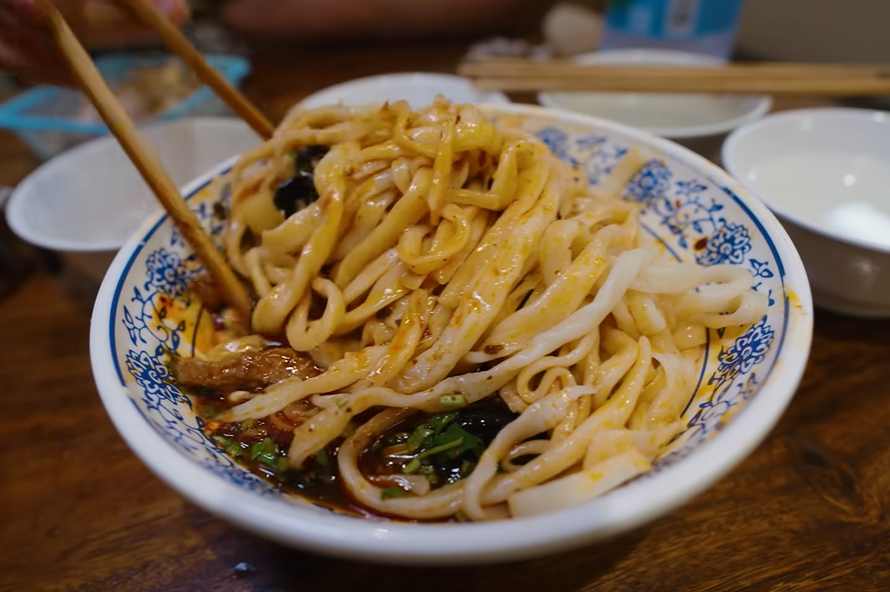 Xi’an, China’s food paradise, foreign bloggers will take you to experience the Chinese food here for 14 hours